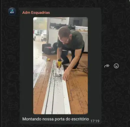 Captura de un alumno armando la puerta de su oficina