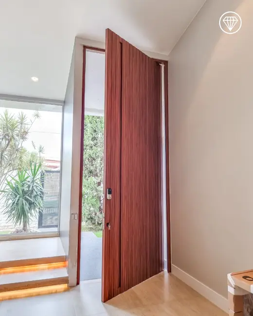 Puerta pivotante símil madera abierta