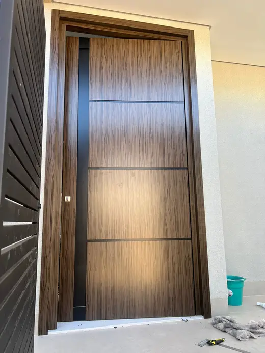 Puerta símil madera con ranuras